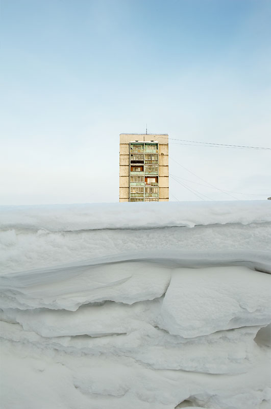 La couverture neigeuse persiste dans Norilsk entre 7,5 à 9 mois de l'année. Pendant l’hiver le territoire de Grand Norilsk est couvert d’environ 2 millions de tonnes de neige, soit 10 tonnes par habitant. En mars la neige s’accumule au bord des rues parfois transformées en tunnels.
