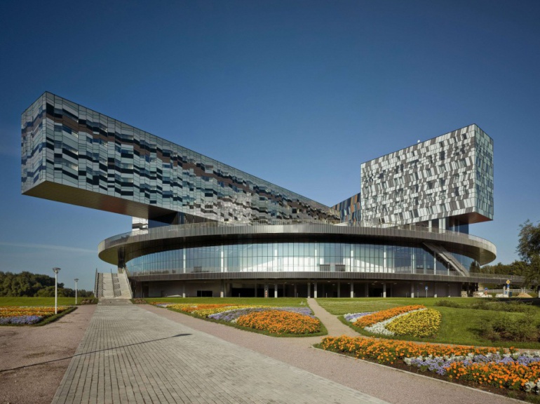 Situés dans la commune de Skolkovo, dans la périphérie Moscou, l'école de management Skolkovo de Moscou est l'un des plus prestigieux établissements d'enseignement supérieur en Russie.
