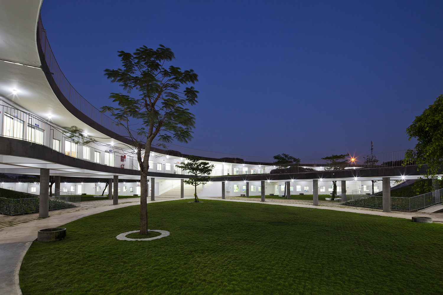 16_night_western_courtyard