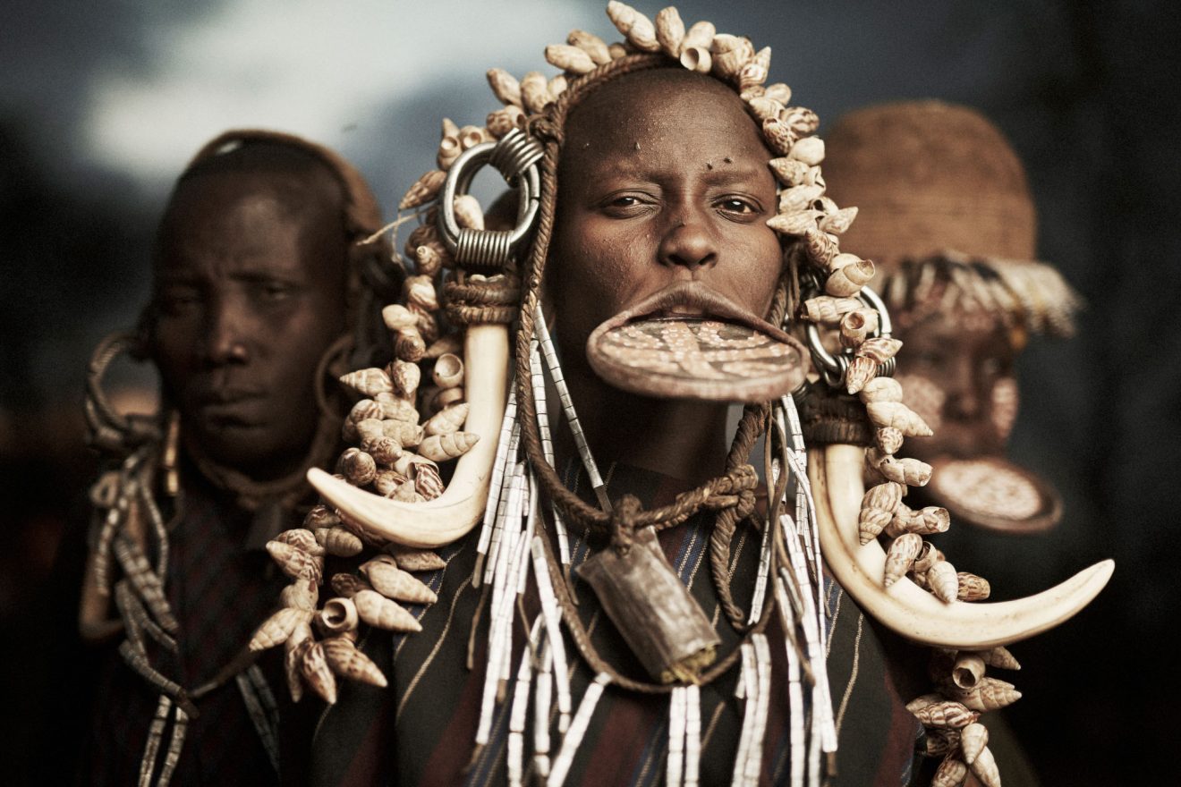 femme africaine a plateau